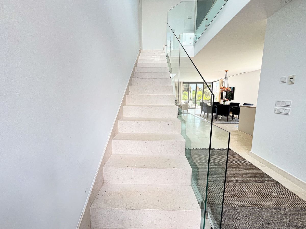 5 soverom Kjedet enebolig til salgs i Cabopino med svømmebasseng garasje - € 1 695 000 (Ref: 9322822)