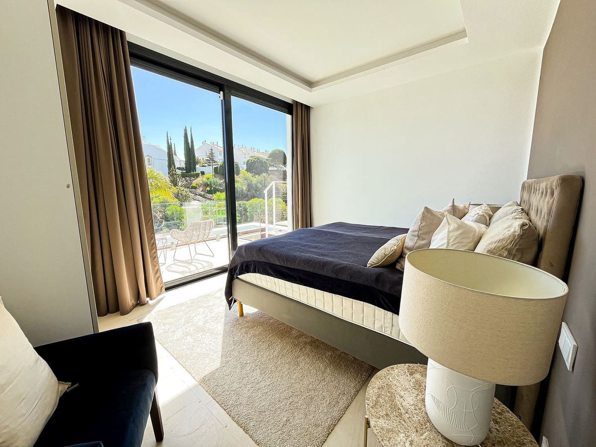 5 soverom Kjedet enebolig til salgs i Cabopino med svømmebasseng garasje - € 1 695 000 (Ref: 9322822)