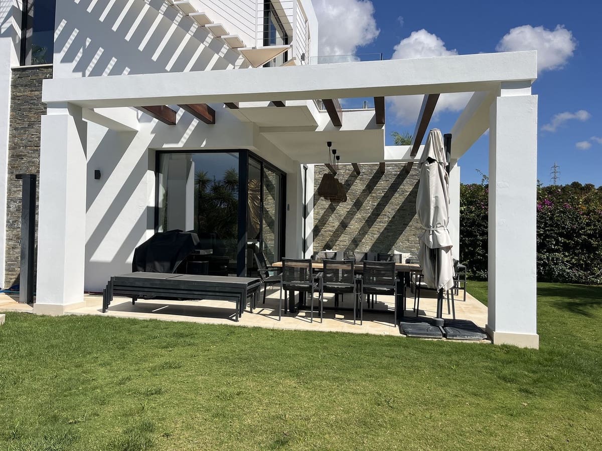 5 soverom Kjedet enebolig til salgs i Cabopino med svømmebasseng garasje - € 1 695 000 (Ref: 9322822)