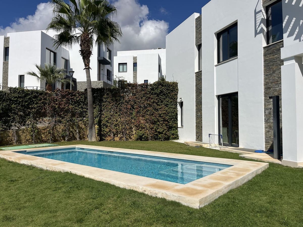 5 soverom Kjedet enebolig til salgs i Cabopino med svømmebasseng garasje - € 1 695 000 (Ref: 9322822)