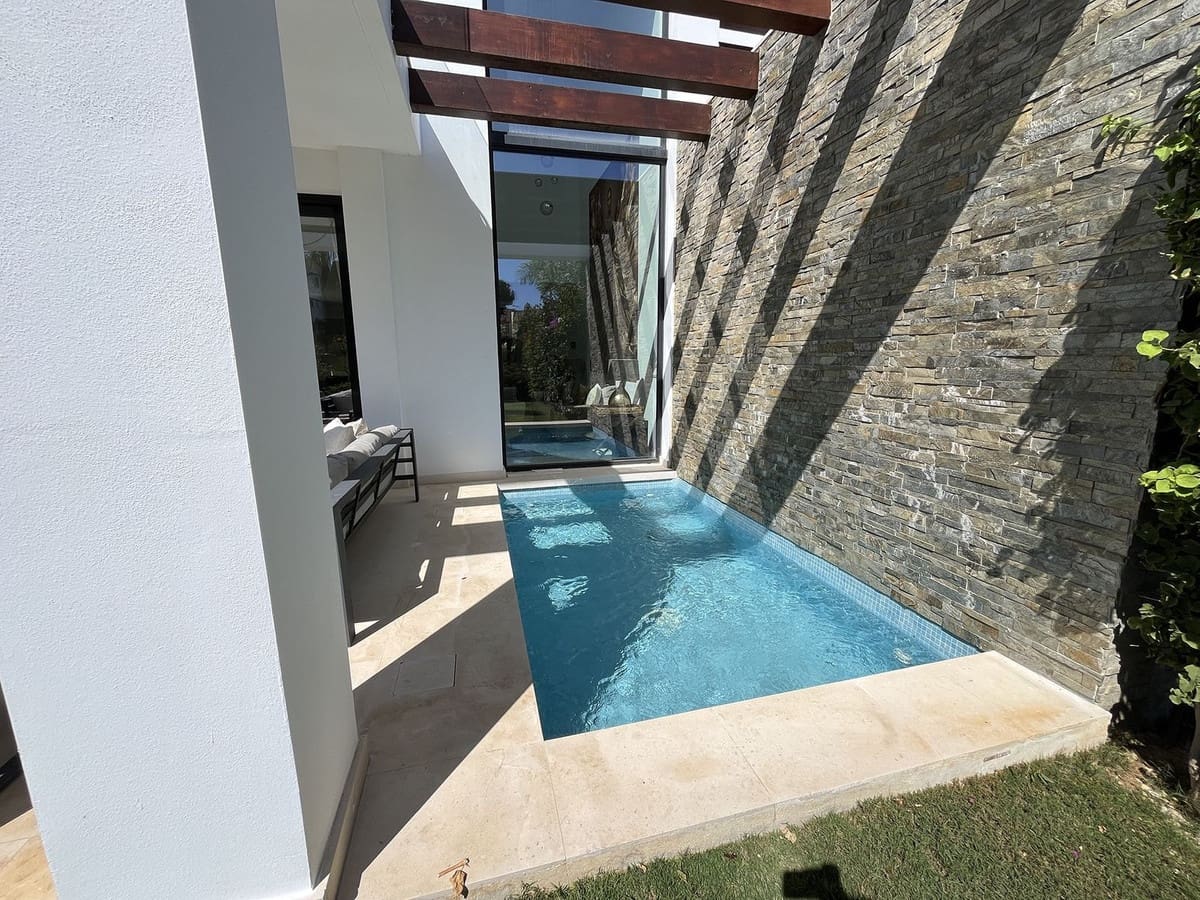 5 soverom Kjedet enebolig til salgs i Cabopino med svømmebasseng garasje - € 1 695 000 (Ref: 9322822)