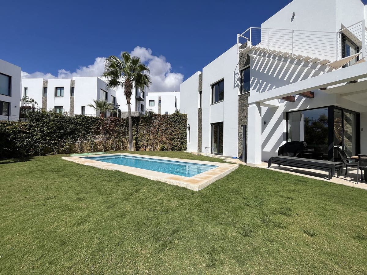 5 soverom Kjedet enebolig til salgs i Cabopino med svømmebasseng garasje - € 1 695 000 (Ref: 9322822)