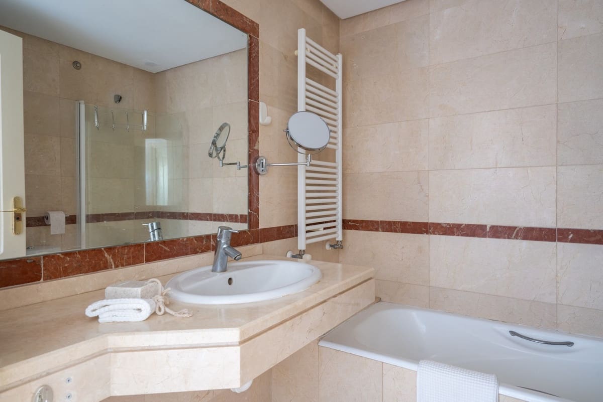 3 bedroom Apartment for sale in Nueva Andalucia with pool garage - € 680,000 (Ref: 9329530)