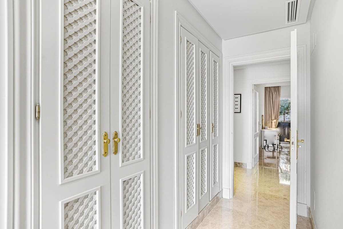 2 makuuhuone Huoneisto myytävänä paikassa Nueva Andalucia mukana uima-altaan 
autotalli - 590 000 € (Ref: 9329541)