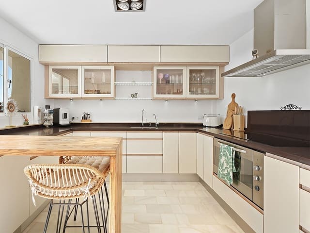 2 soverom Penthouse til salgs i La Reserva, Marbella med svømmebasseng garasje - € 669 000 (Ref: 9329549)