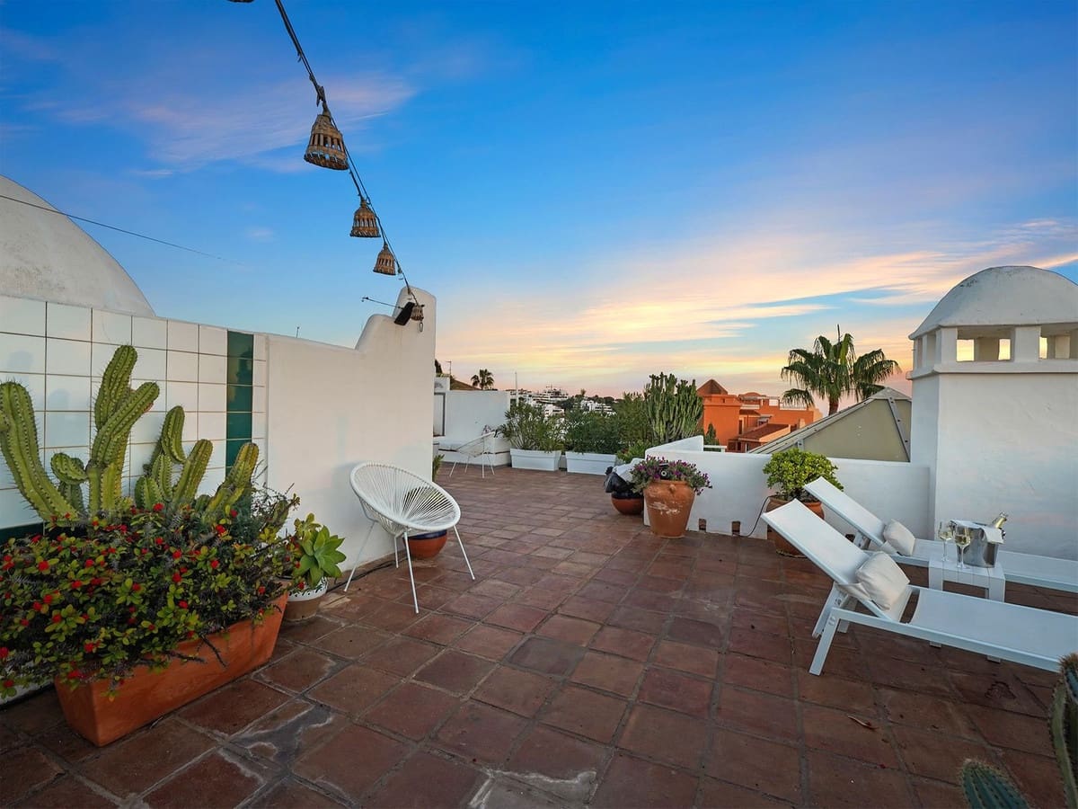 2 bedroom Penthouse for sale in La Reserva with pool garage - € 669,000 (Ref: 9329549)