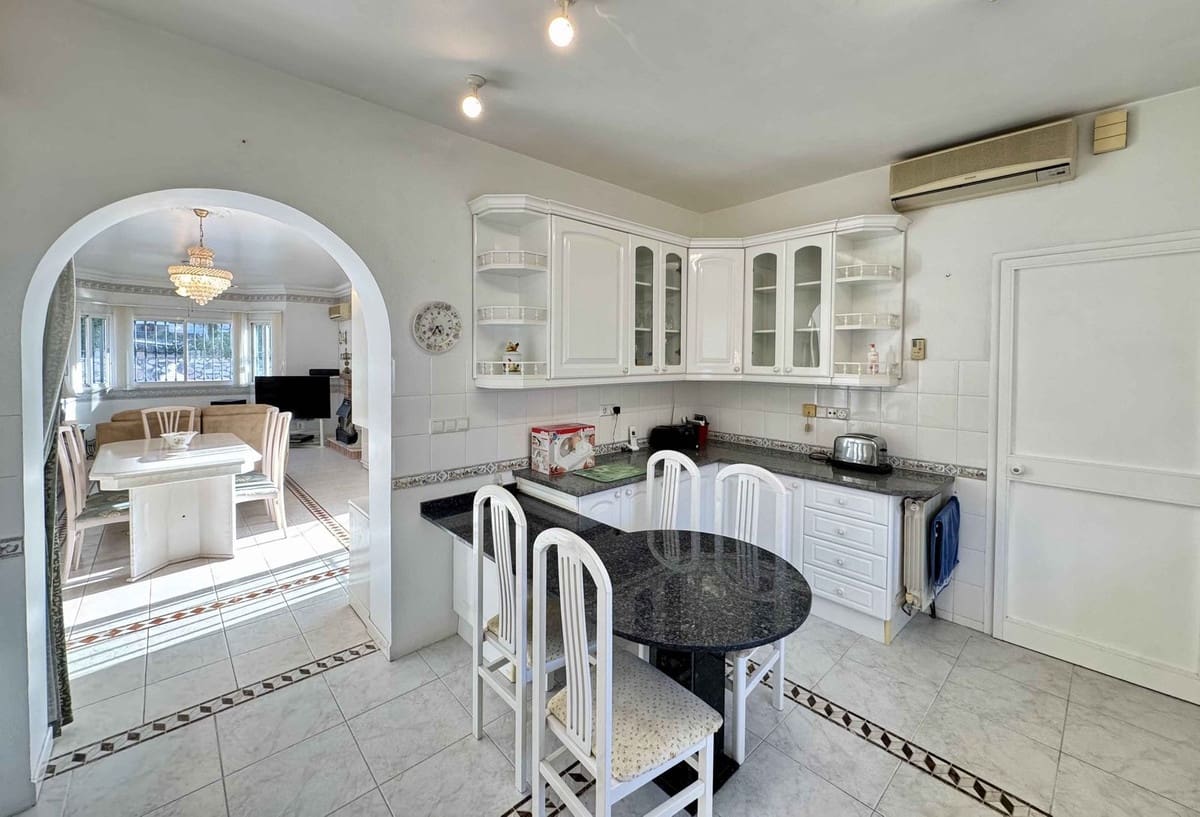 3 soveværelse Semi-Rækkehus til salg i Riviera del Sol med swimmingpool garage - € 749.000 (Ref: 9329564)