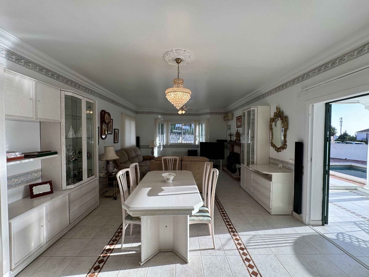 3 soveværelse Semi-Rækkehus til salg i Riviera del Sol med swimmingpool garage - € 749.000 (Ref: 9329564)