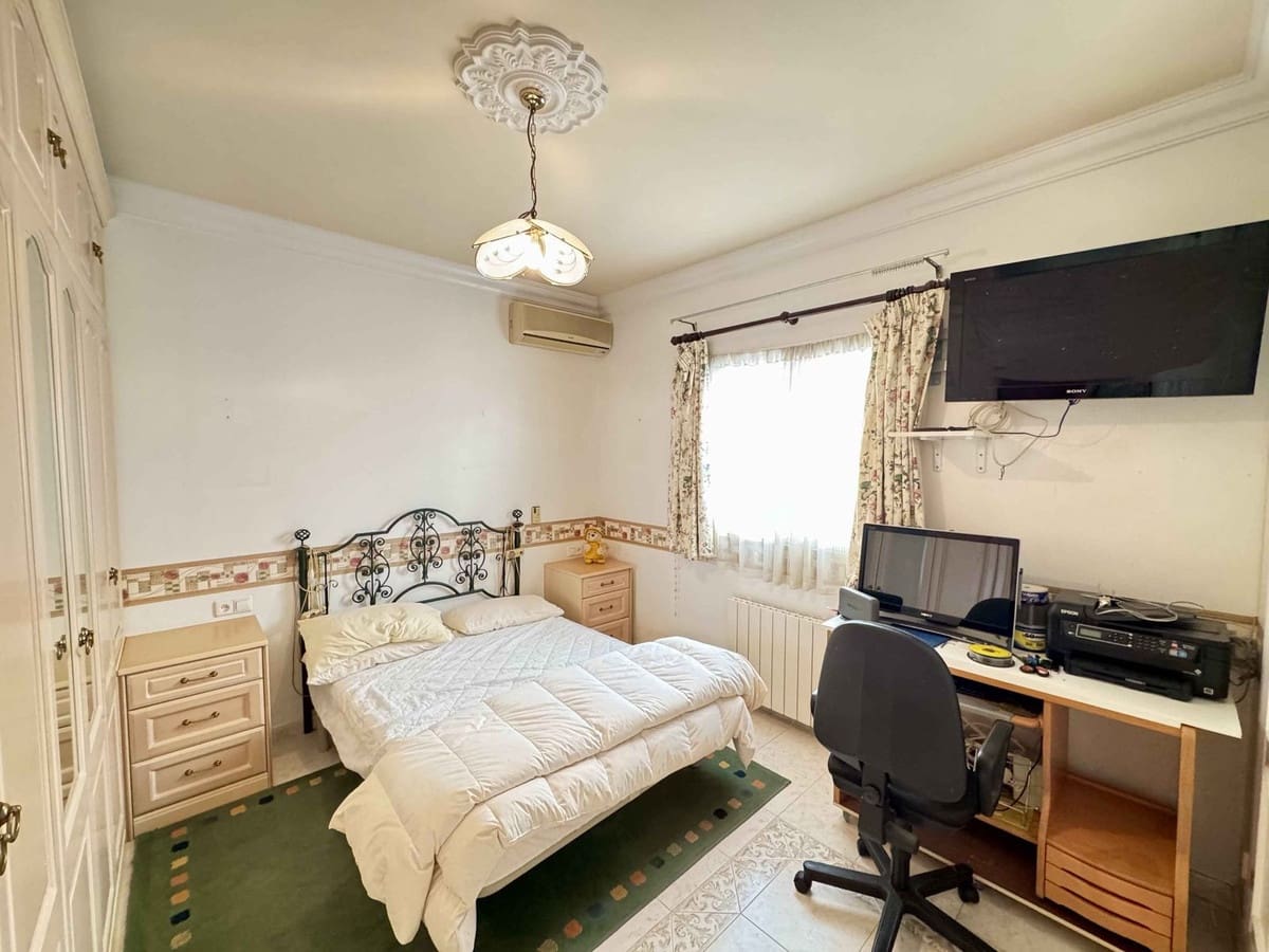 3 soveværelse Semi-Rækkehus til salg i Riviera del Sol med swimmingpool garage - € 749.000 (Ref: 9329564)