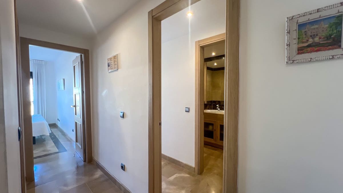 2 soveværelse Lejlighed til salg i La Duquesa / Puerto de la Duquesa med swimmingpool - € 380.000 (Ref: 9329714)