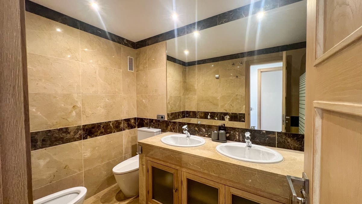 2 soveværelse Lejlighed til salg i La Duquesa / Puerto de la Duquesa med swimmingpool - € 380.000 (Ref: 9329714)