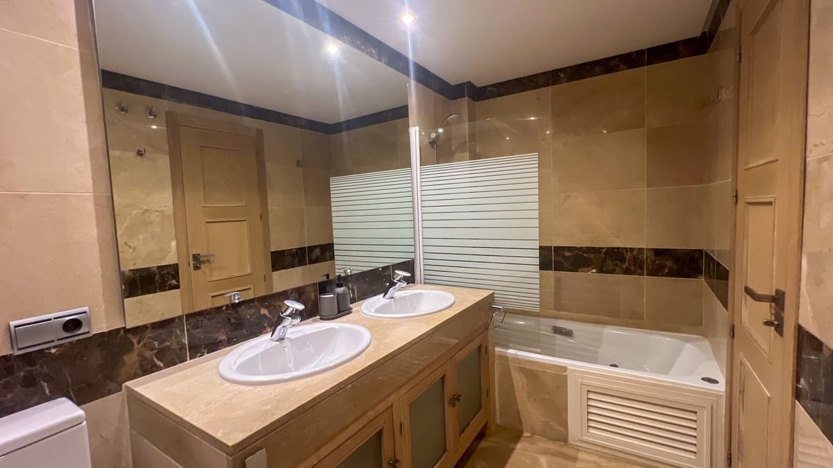 2 soveværelse Lejlighed til salg i La Duquesa / Puerto de la Duquesa med swimmingpool - € 380.000 (Ref: 9329714)