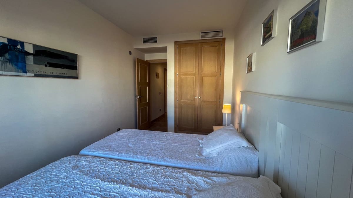 2 soveværelse Lejlighed til salg i La Duquesa / Puerto de la Duquesa med swimmingpool - € 380.000 (Ref: 9329714)