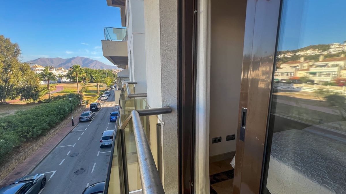 2 soveværelse Lejlighed til salg i La Duquesa / Puerto de la Duquesa med swimmingpool - € 380.000 (Ref: 9329714)