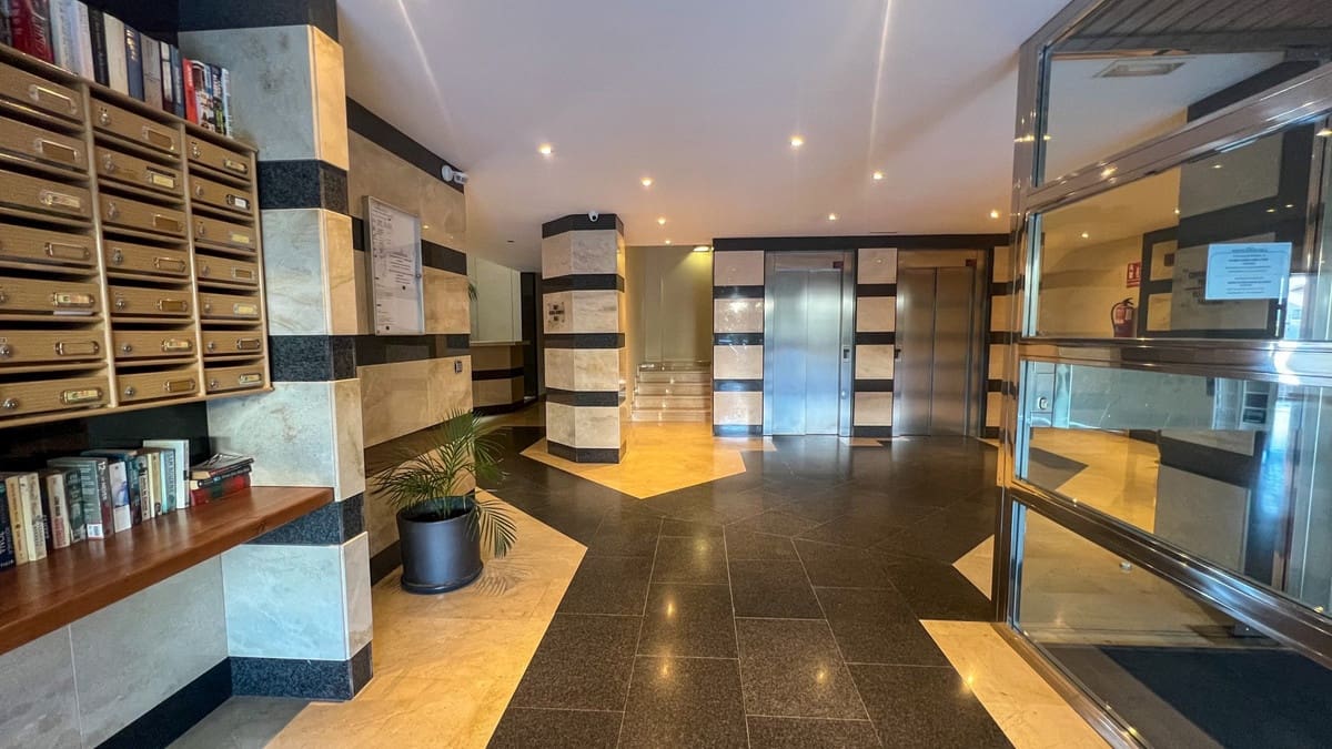 2 soveværelse Lejlighed til salg i La Duquesa / Puerto de la Duquesa med swimmingpool - € 380.000 (Ref: 9329714)