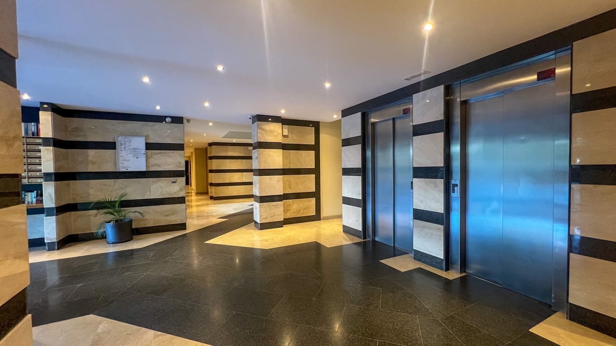 2 soveværelse Lejlighed til salg i La Duquesa / Puerto de la Duquesa med swimmingpool - € 380.000 (Ref: 9329714)