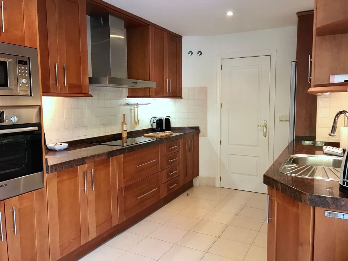 3 sypialnia Apartament na sprzedaż w Los Flamingos z basenem garażem - 1 050 000 € (Ref: 9329716)