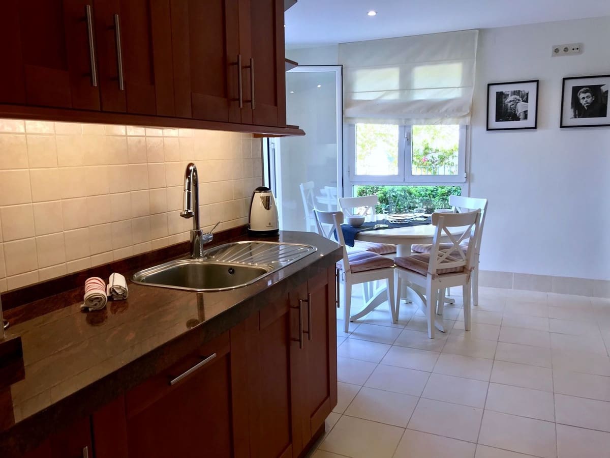 3 sypialnia Apartament na sprzedaż w Los Flamingos z basenem garażem - 1 050 000 € (Ref: 9329716)