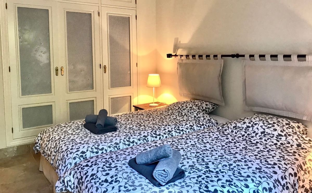 3 sypialnia Apartament na sprzedaż w Los Flamingos z basenem garażem - 1 050 000 € (Ref: 9329716)