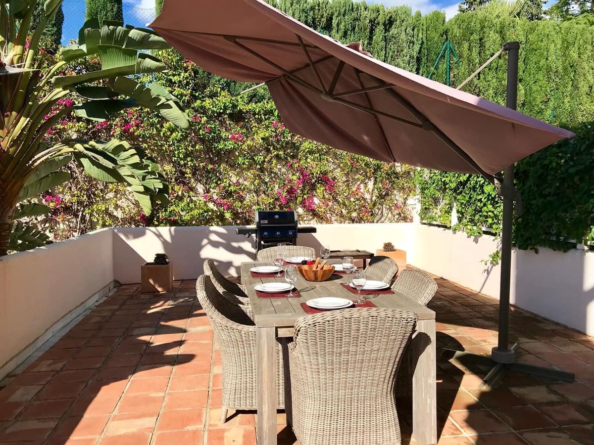 3 sypialnia Apartament na sprzedaż w Los Flamingos z basenem garażem - 1 050 000 € (Ref: 9329716)