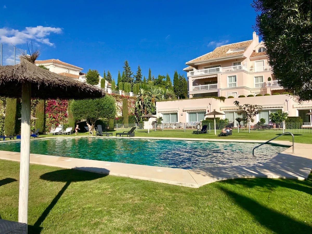 3 sypialnia Apartament na sprzedaż w Los Flamingos z basenem garażem - 1 050 000 € (Ref: 9329716)