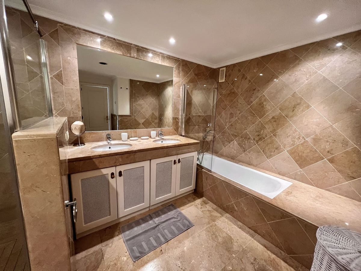 3 sypialnia Apartament na sprzedaż w Los Flamingos z basenem garażem - 1 050 000 € (Ref: 9329716)