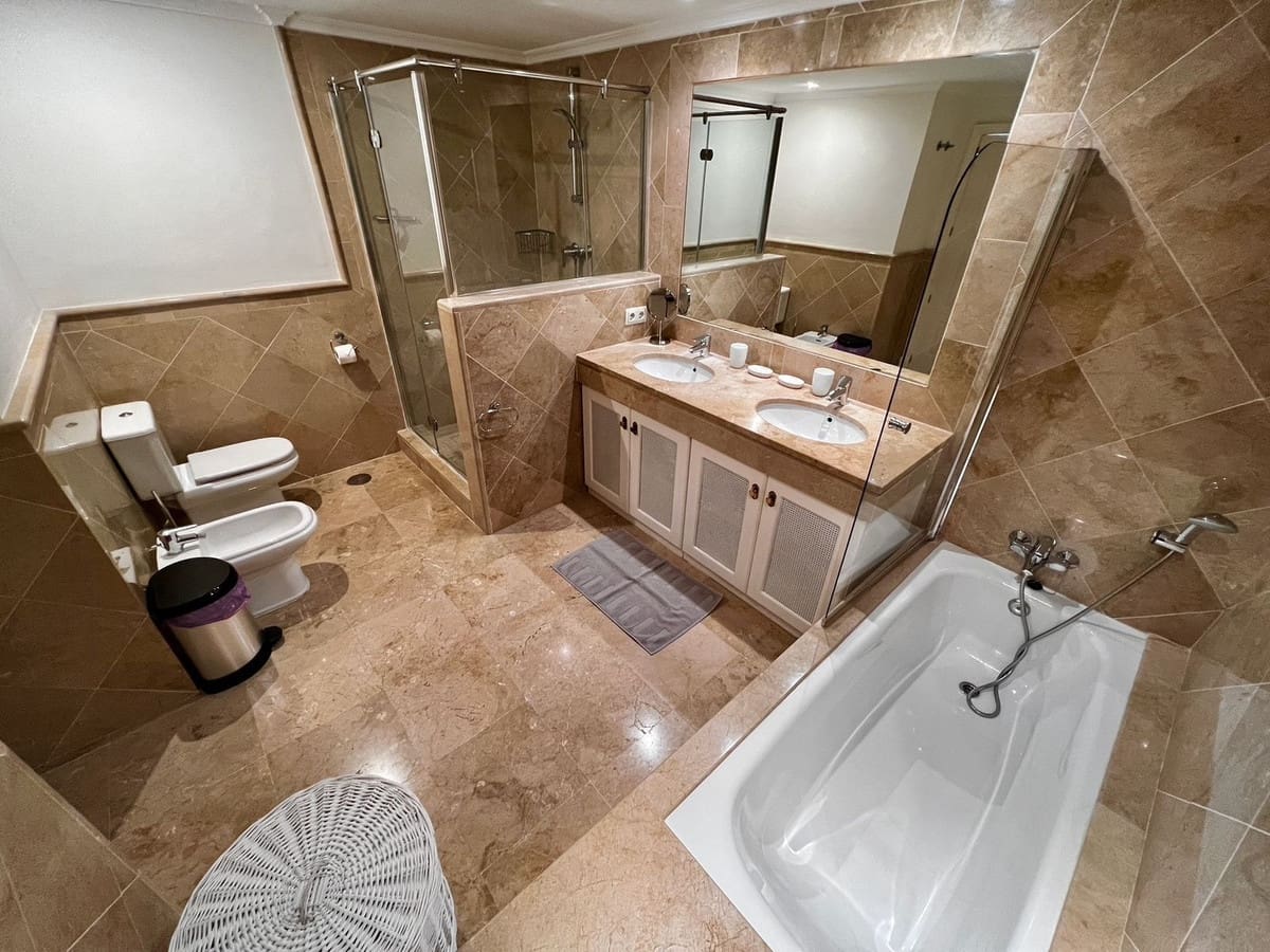 3 sypialnia Apartament na sprzedaż w Los Flamingos z basenem garażem - 1 050 000 € (Ref: 9329716)