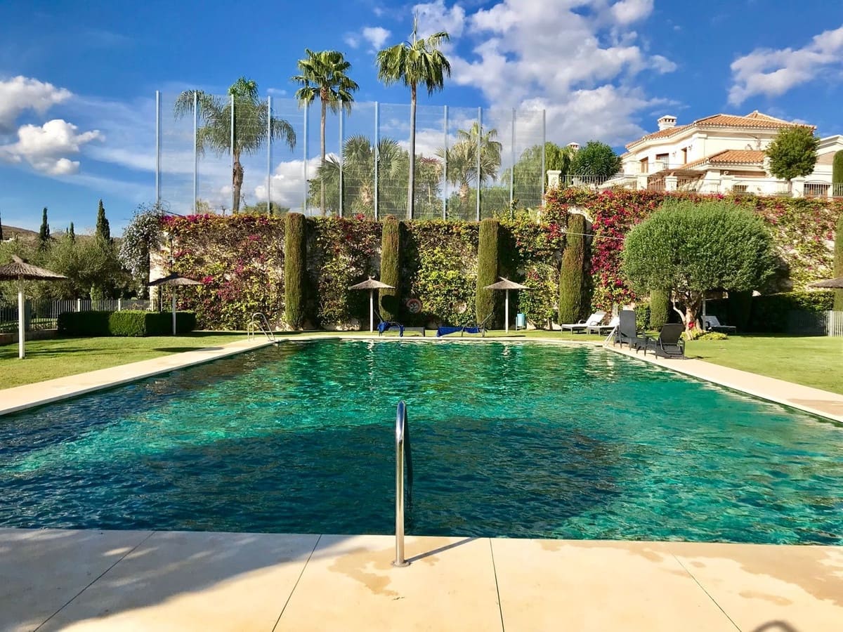 3 sypialnia Apartament na sprzedaż w Los Flamingos z basenem garażem - 1 050 000 € (Ref: 9329716)