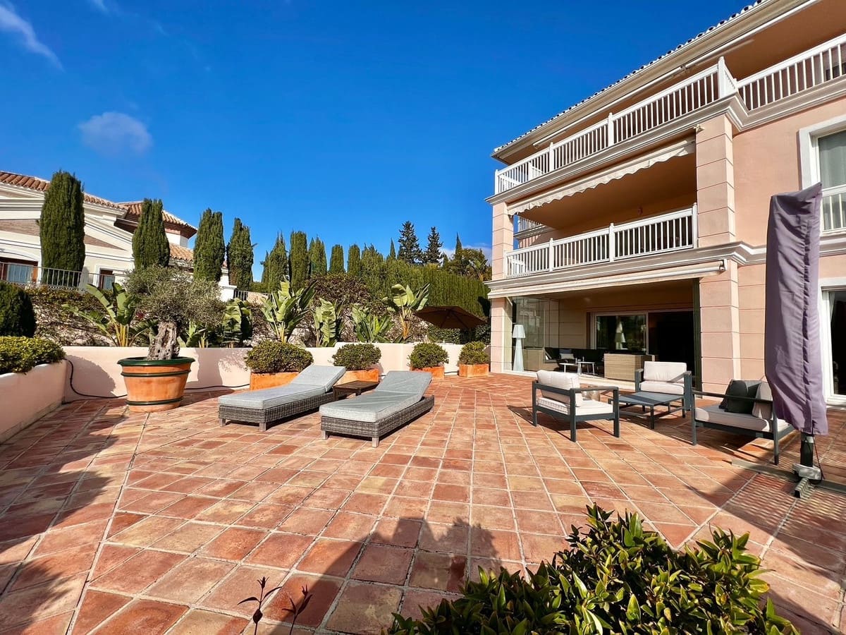 3 sypialnia Apartament na sprzedaż w Los Flamingos z basenem garażem - 1 050 000 € (Ref: 9329716)