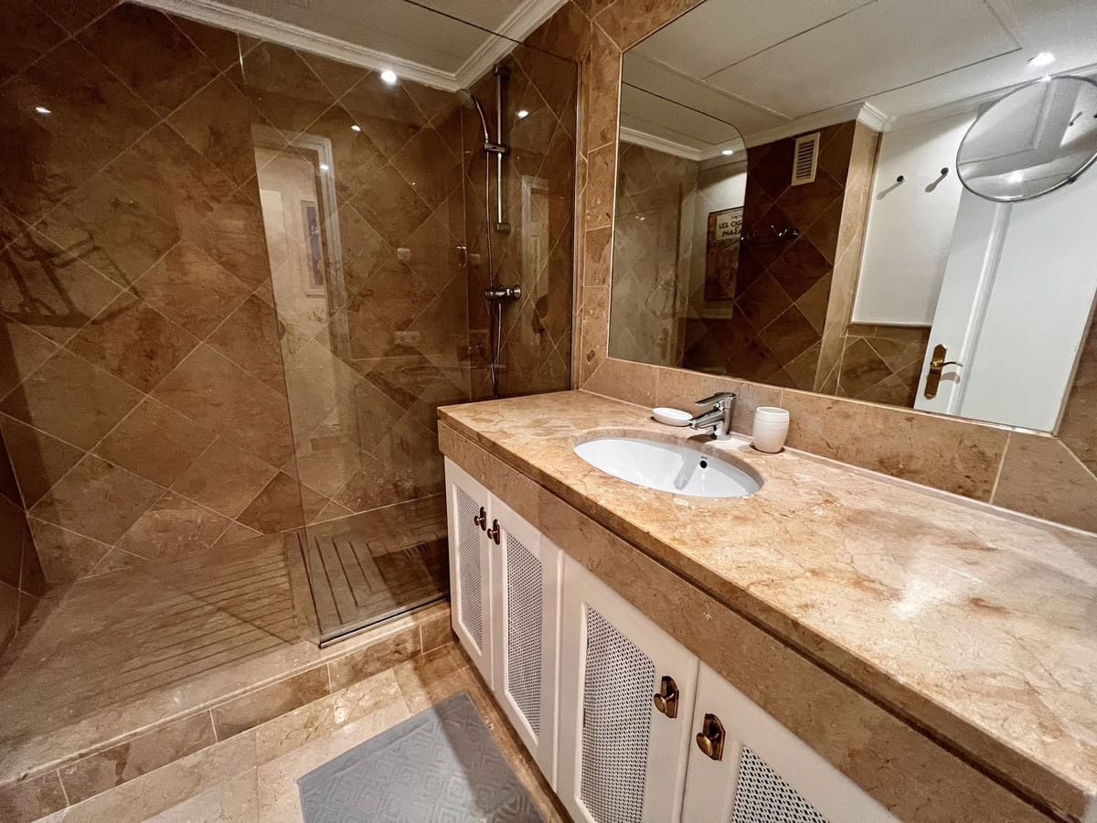 3 sypialnia Apartament na sprzedaż w Los Flamingos z basenem garażem - 1 050 000 € (Ref: 9329716)