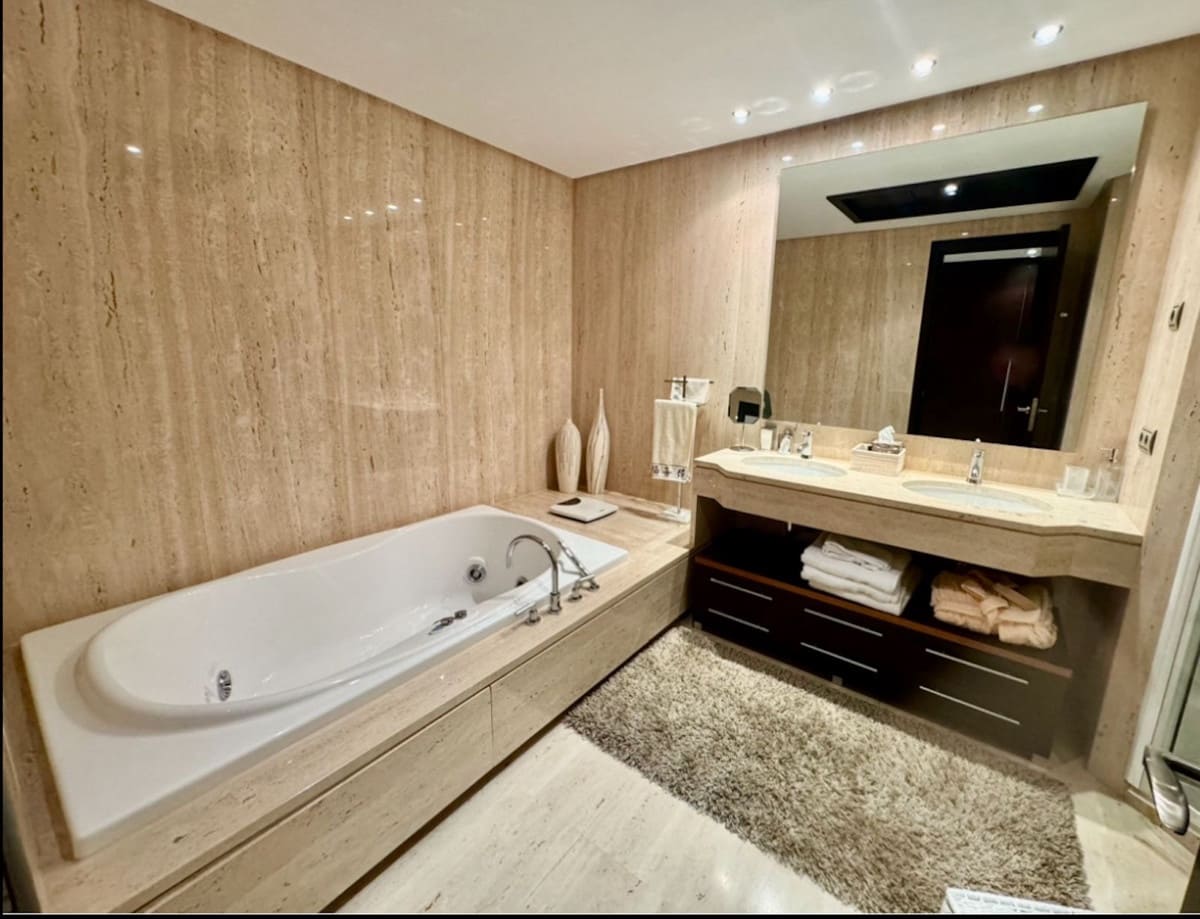 2 soverom Leilighet til salgs i Puerto Banus med svømmebasseng garasje - € 1 650 000 (Ref: 9329717)