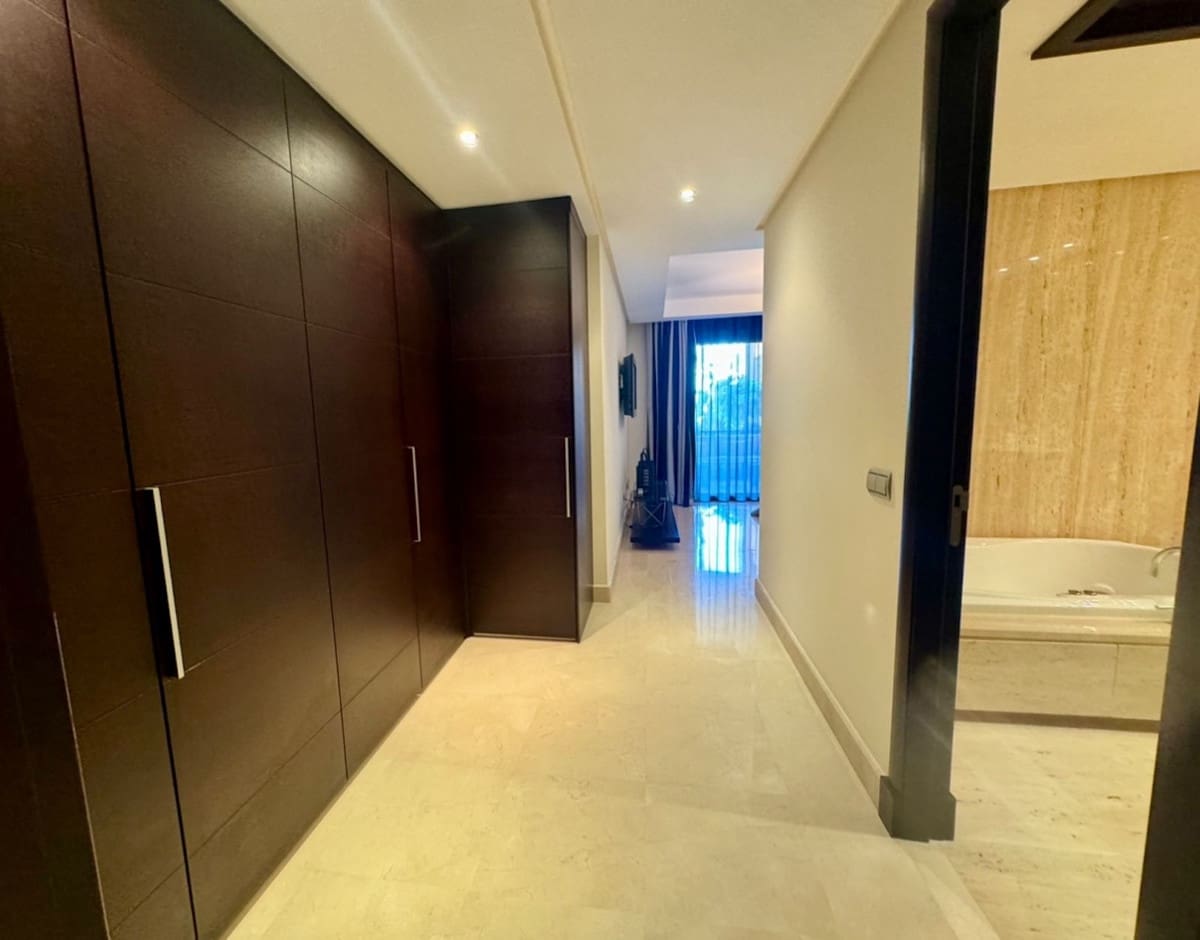 2 soverom Leilighet til salgs i Puerto Banus med svømmebasseng garasje - € 1 650 000 (Ref: 9329717)