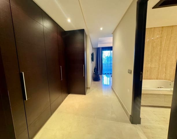 2 soverom Leilighet til salgs i Puerto Banus, Marbella med svømmebasseng garasje - € 1 650 000 (Ref: 9329717)