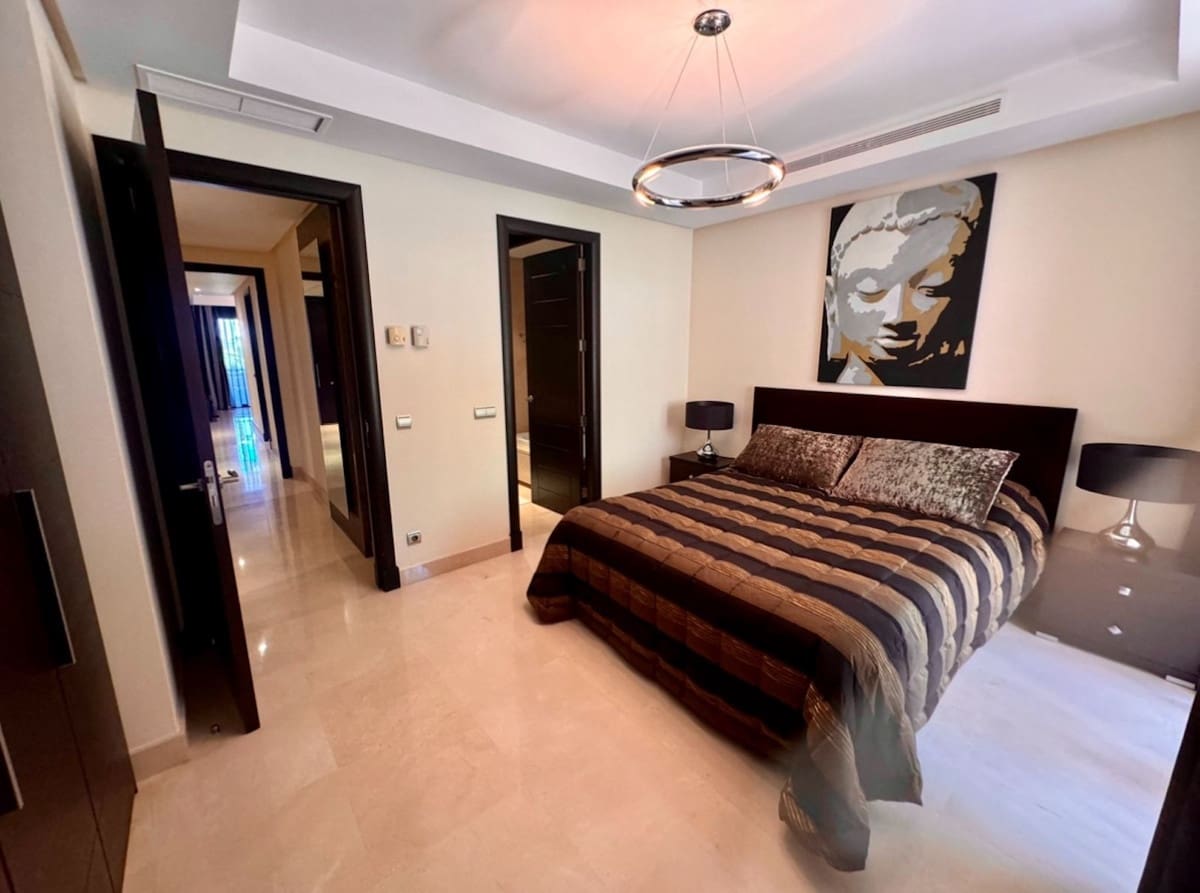 2 soverom Leilighet til salgs i Puerto Banus med svømmebasseng garasje - € 1 650 000 (Ref: 9329717)