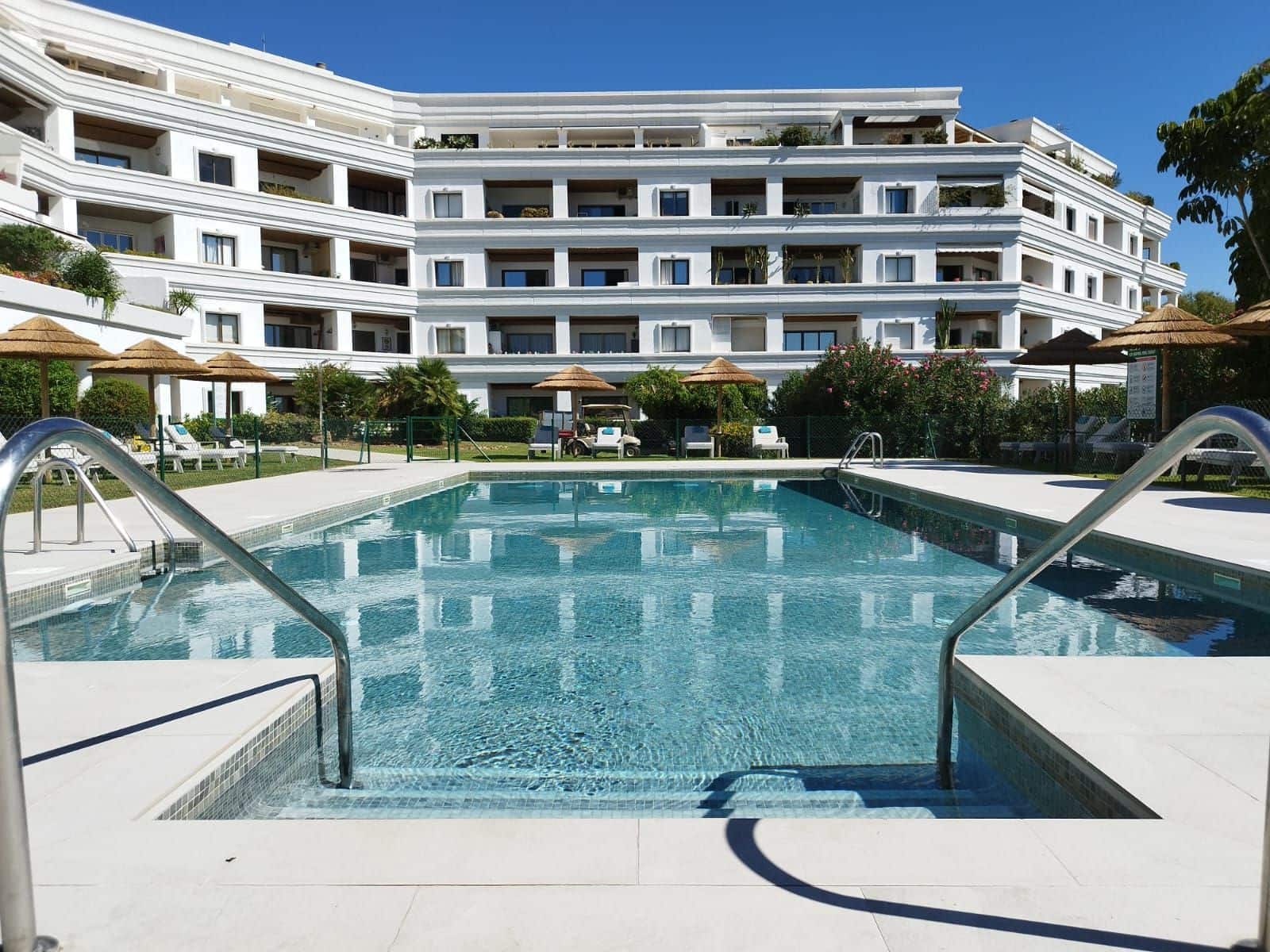 2 bedroom Apartment for sale in Nueva Andalucia with pool garage - € 640,000 (Ref: 9337098)