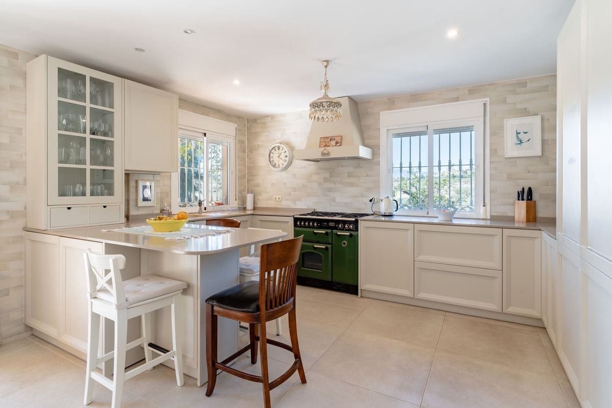 5 soverom Villa til salgs i Coin med svømmebasseng garasje - € 649 000 (Ref: 9343525)