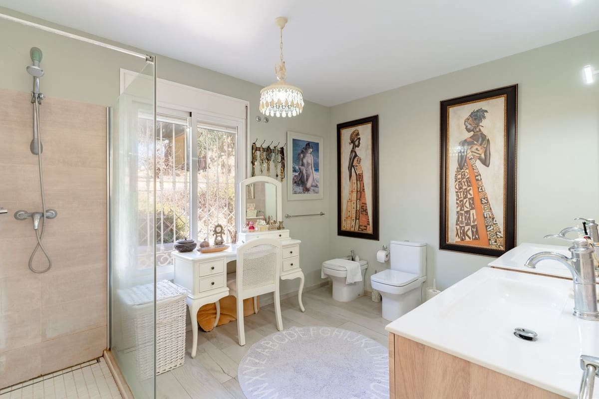 5 soverom Villa til salgs i Coin med svømmebasseng garasje - € 649 000 (Ref: 9343525)