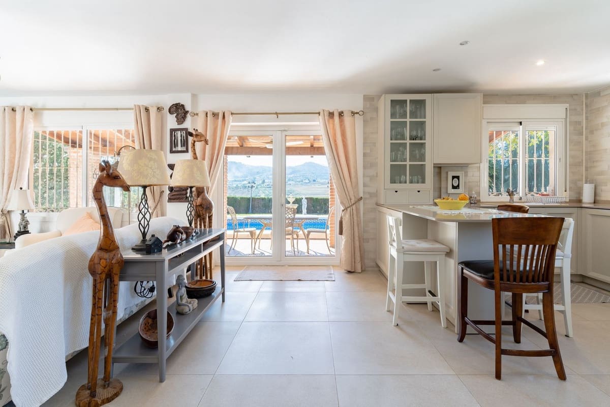 5 soverom Villa til salgs i Coin med svømmebasseng garasje - € 649 000 (Ref: 9343525)