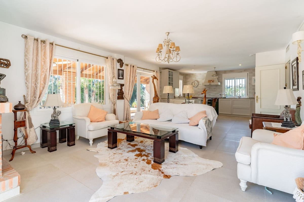 5 soverom Villa til salgs i Coin med svømmebasseng garasje - € 649 000 (Ref: 9343525)