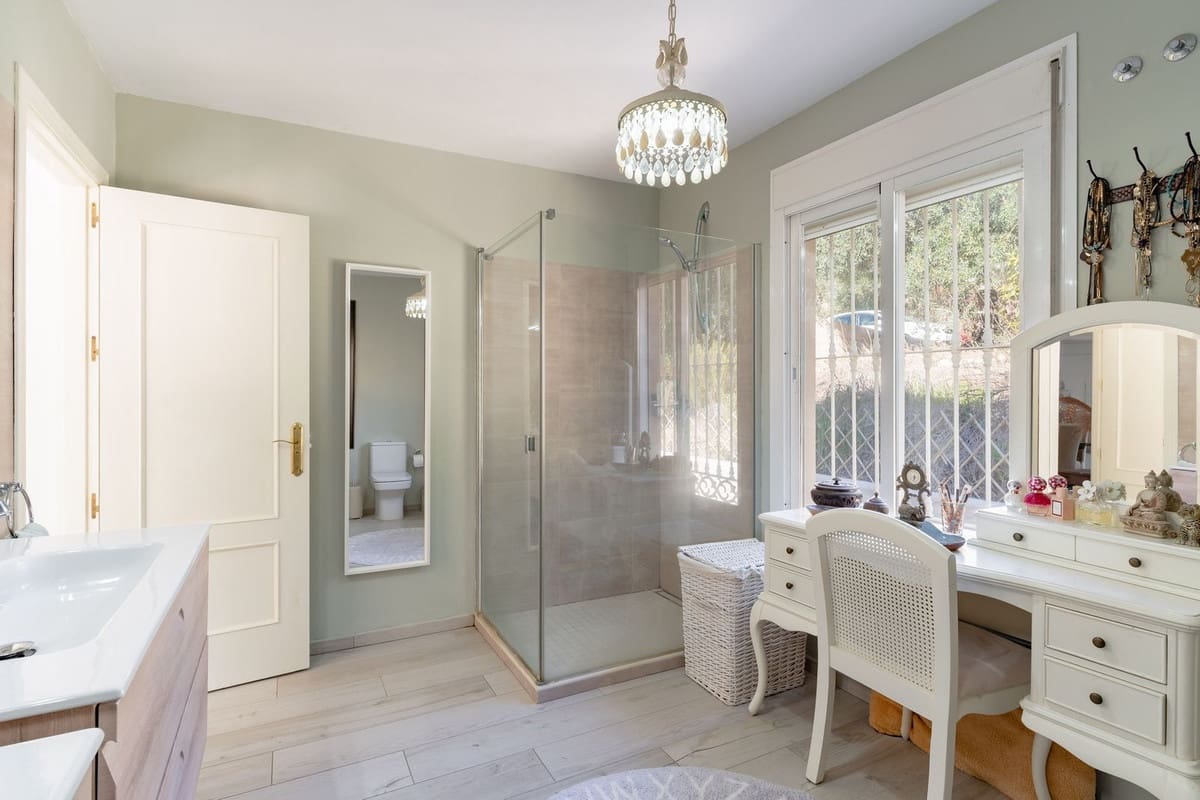 5 soverom Villa til salgs i Coin med svømmebasseng garasje - € 649 000 (Ref: 9343525)