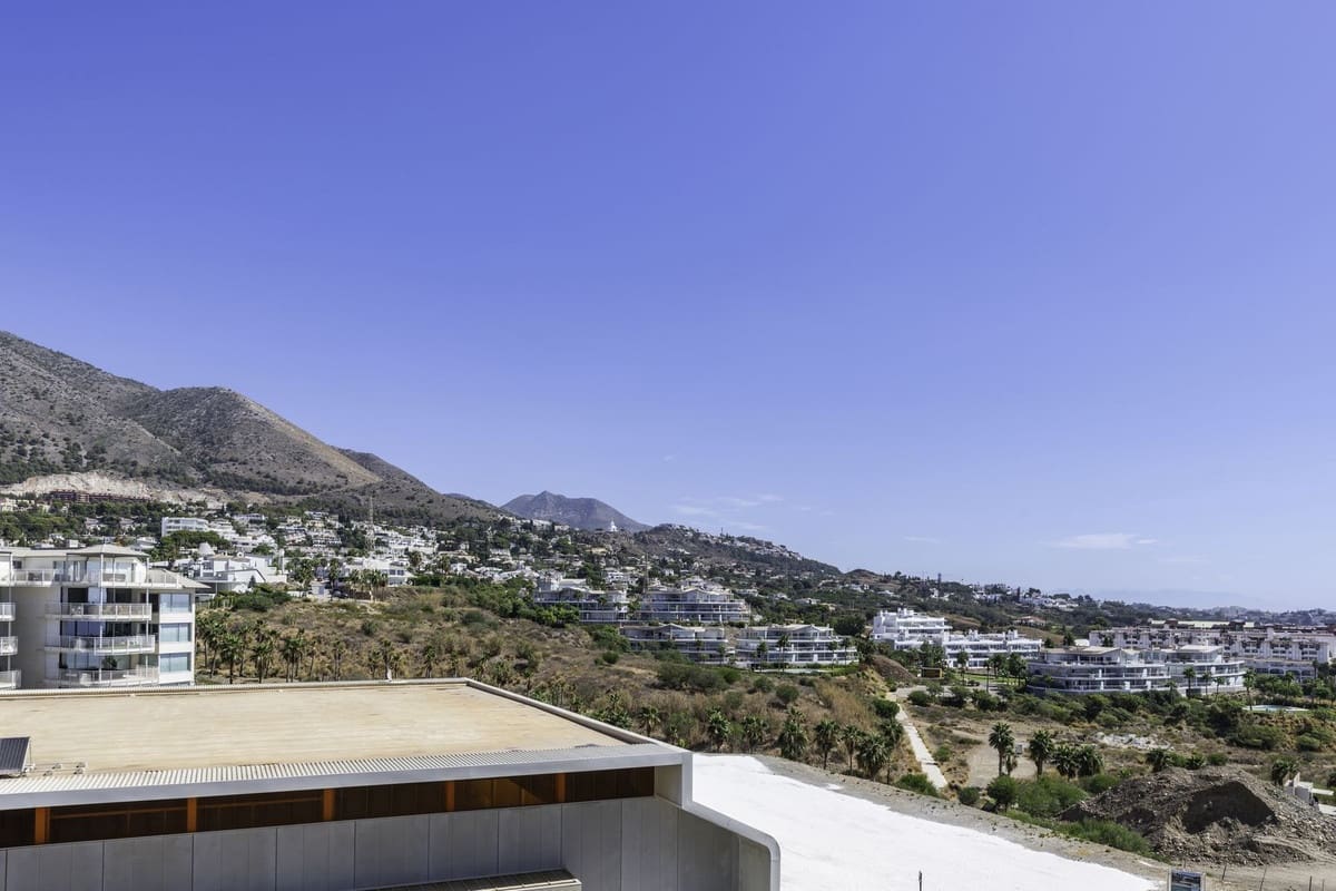 2 makuuhuone Huoneisto myytävänä paikassa Fuengirola mukana uima-altaan 
autotalli - 699 000 € (Ref: 9353996)