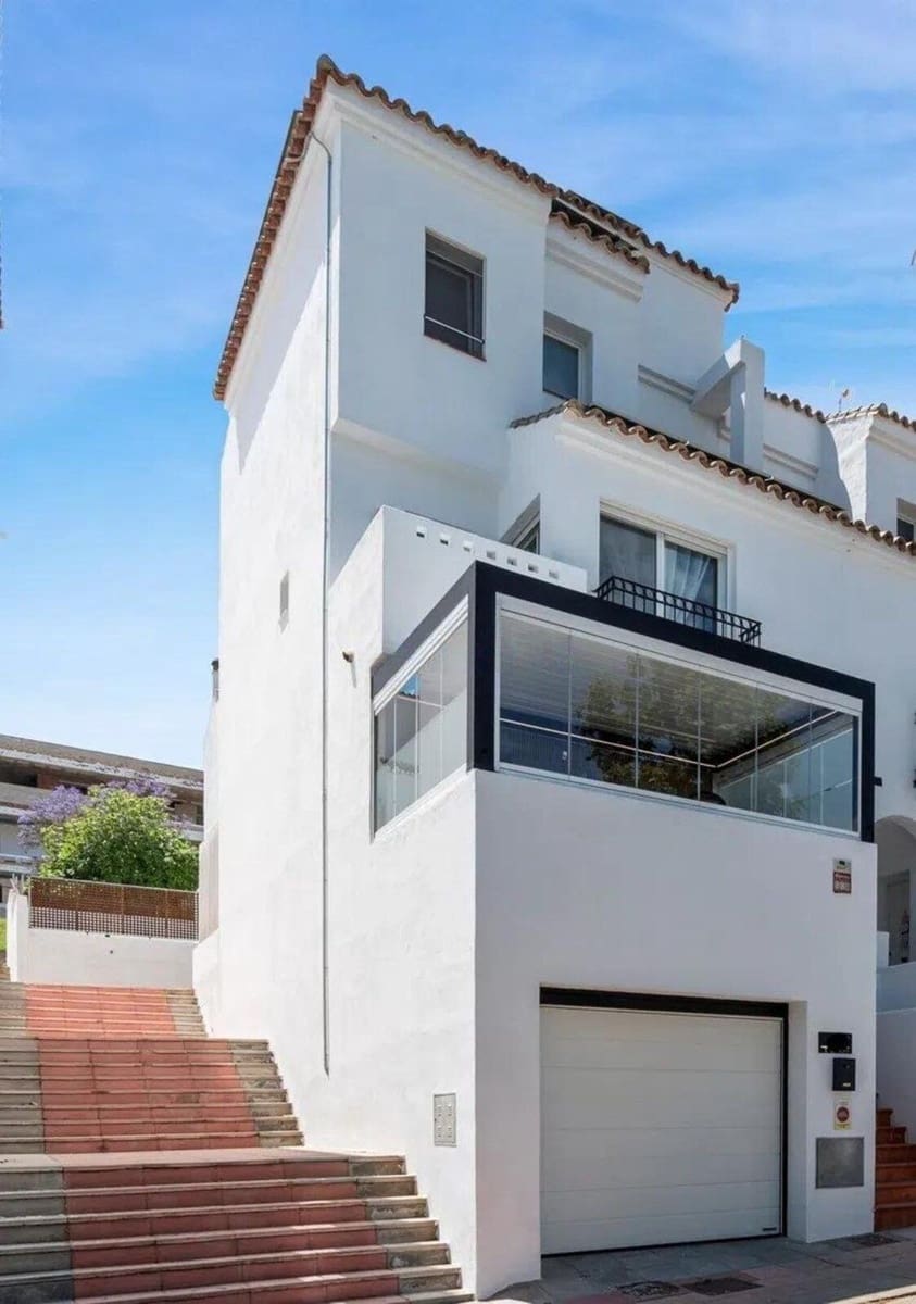 3 quarto Moradia Geminada para venda em Estepona com garagem - 645 000 € (Ref: 9354034)