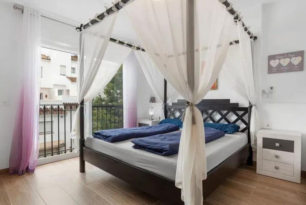 3 quarto Moradia Geminada para venda em Estepona com garagem - 645 000 € (Ref: 9354034)