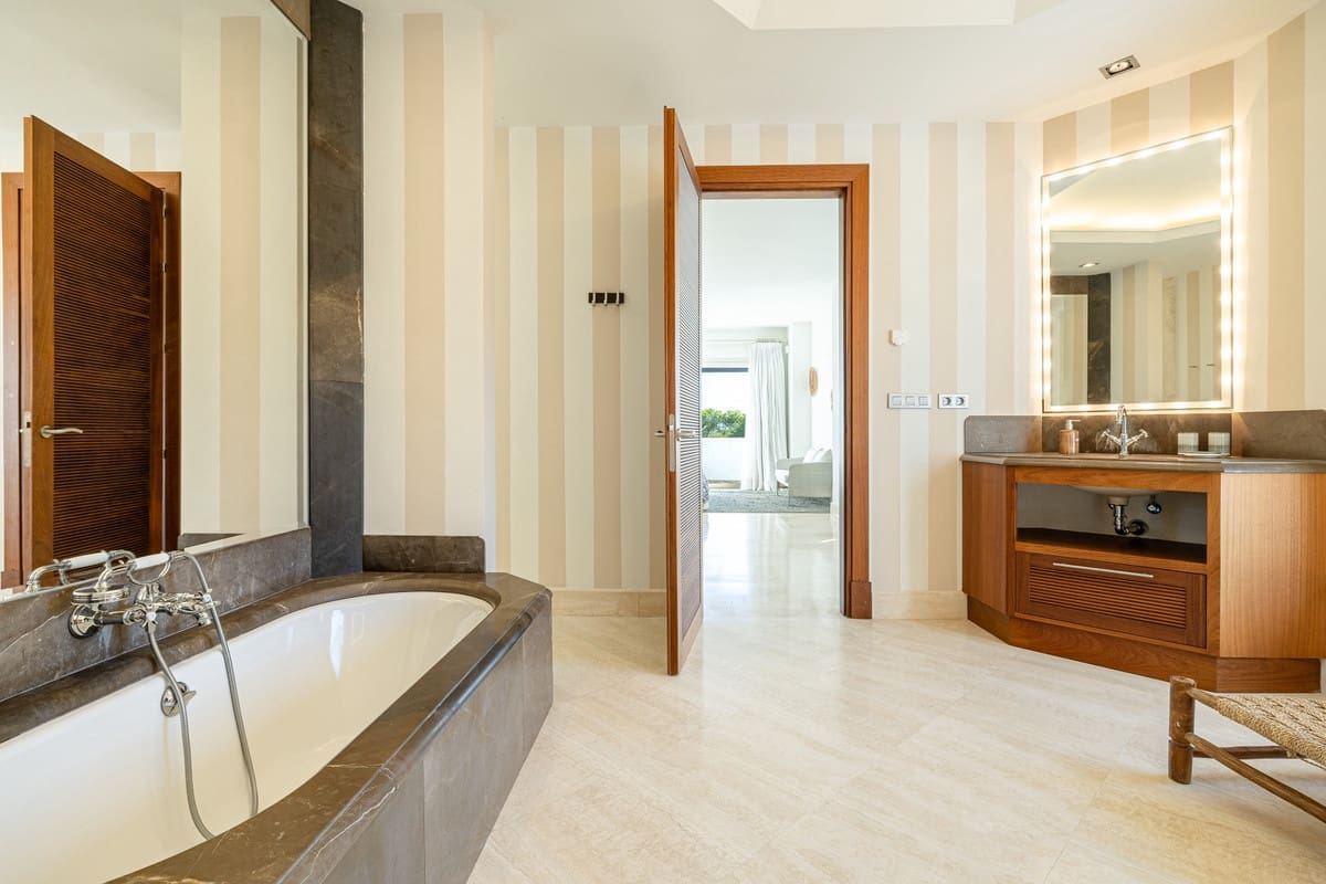 4 sypialnia Willa na sprzedaż w Casares z basenem garażem - 4 550 000 € (Ref: 9356922)