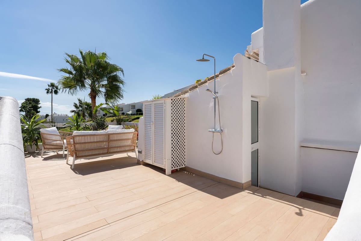 2 bedroom Penthouse for sale in Nueva Andalucia with pool - € 475,000 (Ref: 9357780)