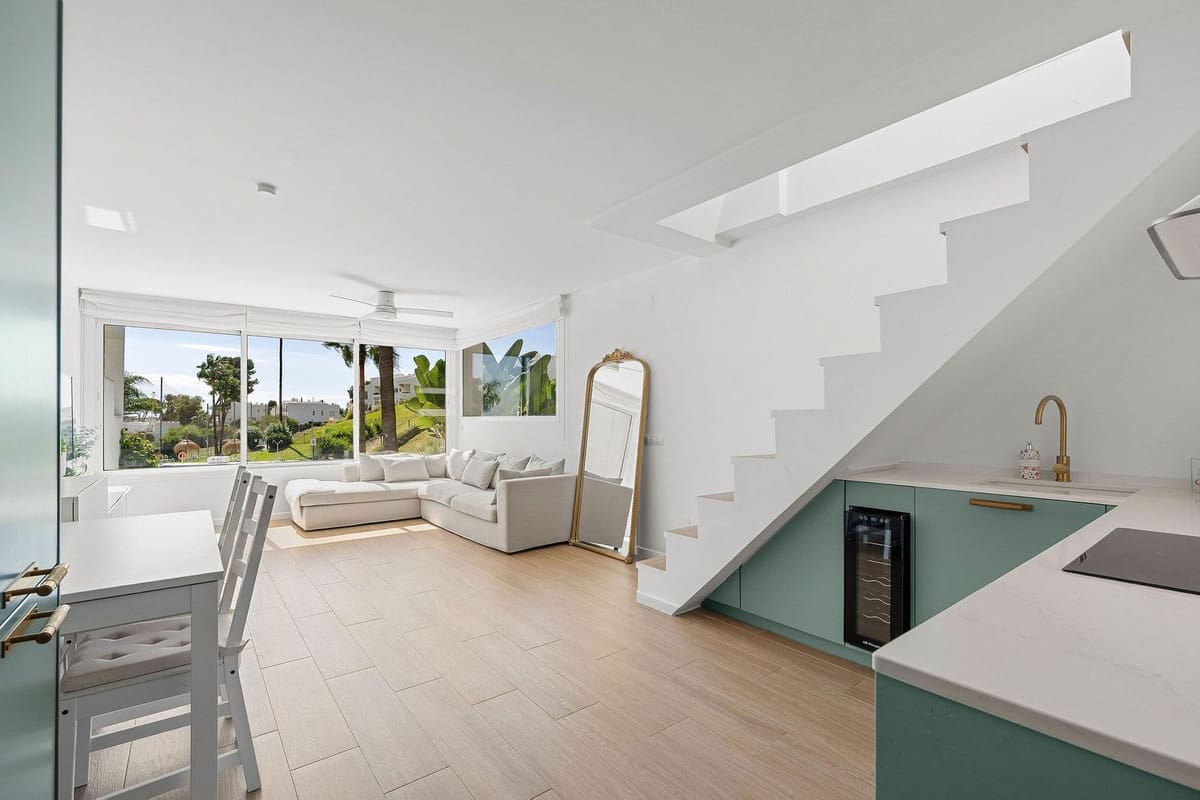 2 bedroom Penthouse for sale in Nueva Andalucia with pool - € 475,000 (Ref: 9357780)