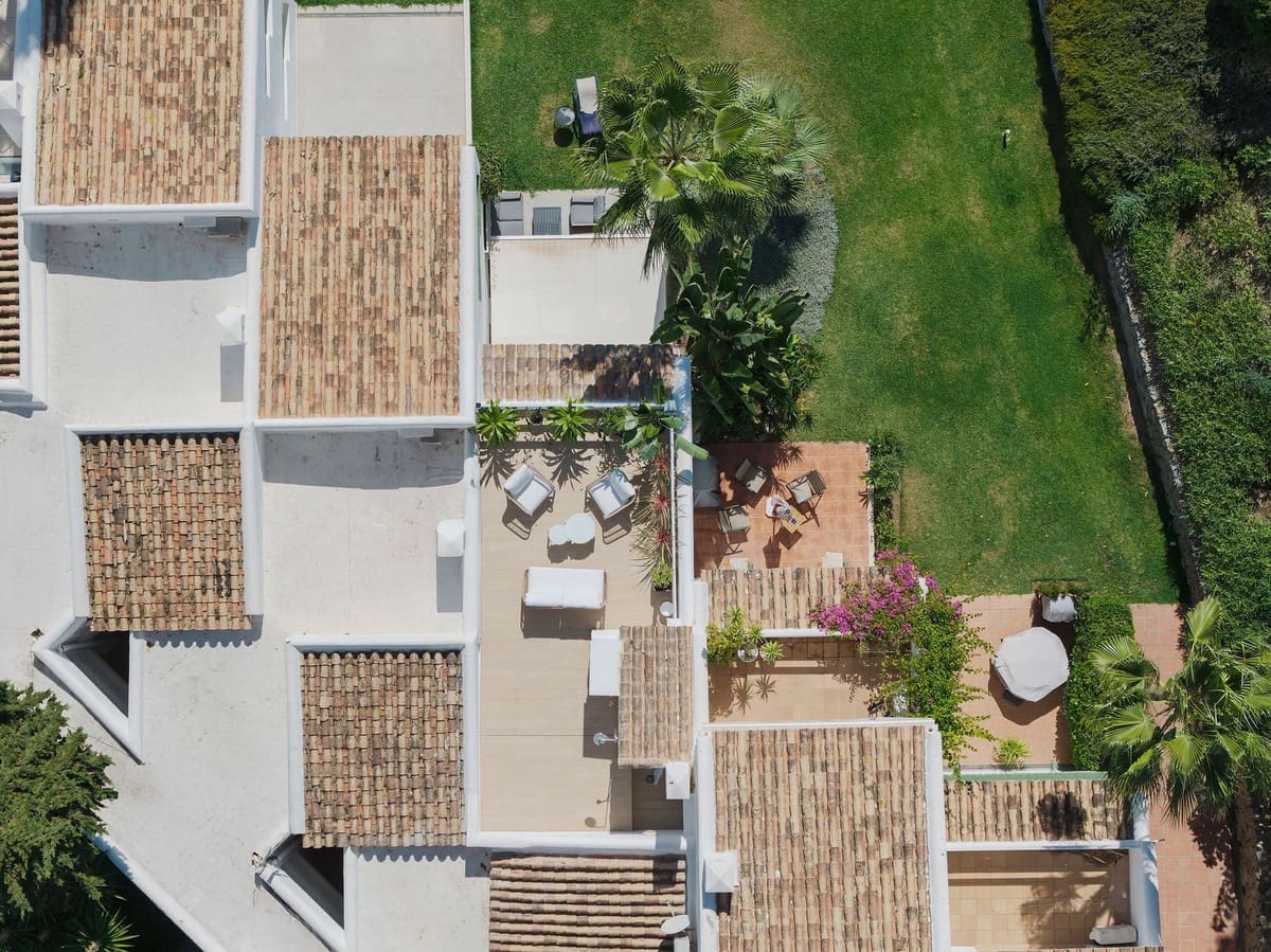 2 bedroom Penthouse for sale in Nueva Andalucia with pool - € 475,000 (Ref: 9357780)