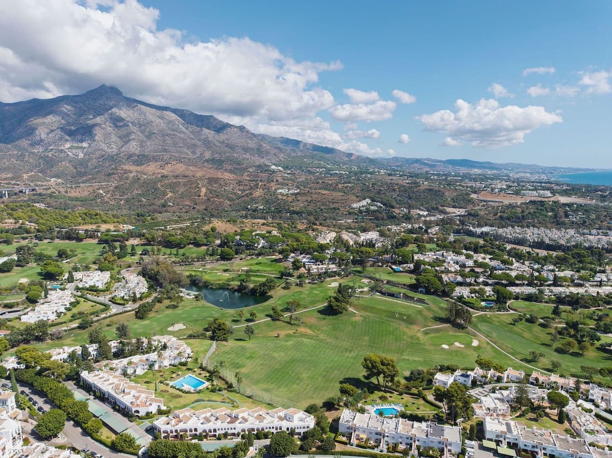 2 bedroom Penthouse for sale in Nueva Andalucia with pool - € 475,000 (Ref: 9357780)