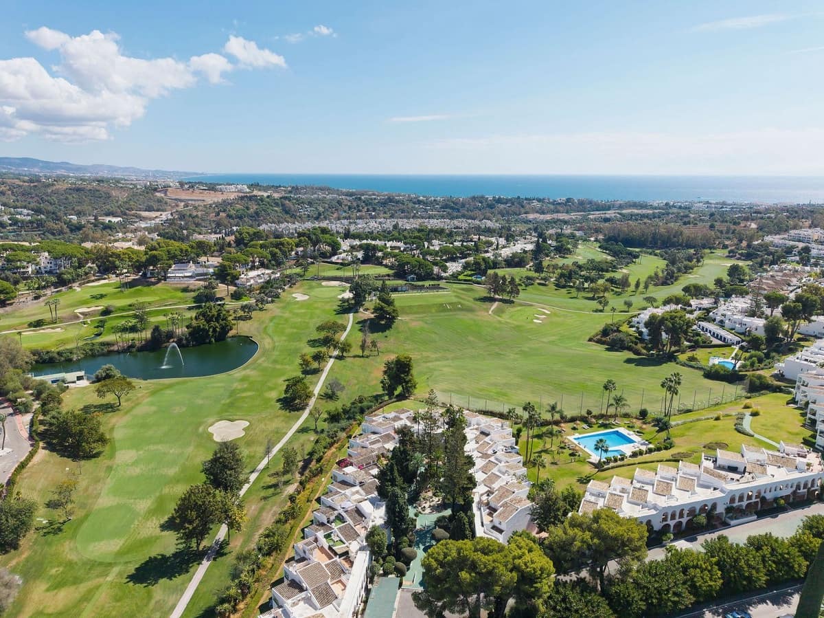 2 bedroom Penthouse for sale in Nueva Andalucia with pool - € 475,000 (Ref: 9357780)