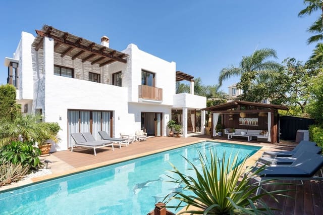 4 sypialnia Willa na sprzedaż w San Pedro de Alcantara, Marbella z basenem garażem - 2 195 000 € (Ref: 9360582)